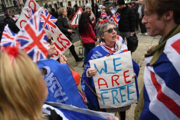 Britanicii au sărăcit cu 162 miliarde de euro de când au ieșit din UE