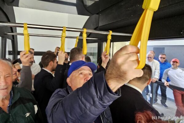 Telecabina de la Deva, stropită cu apă sfințită, s-a defectat după o zi de la inaugurare