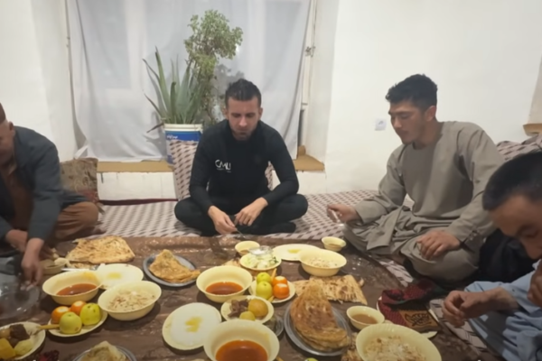 Turist român in Afganistan invitat la masă de localnici. „Talibanii cred că toți turiștii care vin aici sunt americani. Ei nu știu că sunt mai multe țări pe planetă”